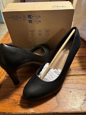 Clarks Adriel Viola  Cushioned Black Leather Classic Round-Toe Mid Heel Pumps